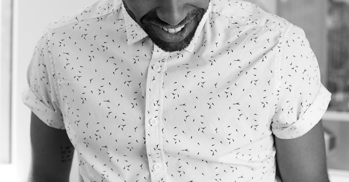 Mustavalkoiset - Valonnopeuden tuulet paljastavat: Mustan aukon räjähdyksen vaikutukset universumimme rakenteeseen