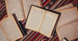 Kvanttifysiikka - Elektronien käyttäytyminen mullistaa materiaalitieteet: Uudet löydökset haastavat vanhat teoriat