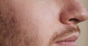 Robotiikka - Uusi Teknologia Murtaa Rajat: Robotikasvot, jotka Puhuvat ja Laulavat Kuin Ihminen