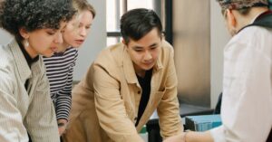 Työelämä - Synergisoivat Paradigmat Työelämässä: Miten Ne Vaikuttavat Päätöksentekoon ja Johtajuuteen